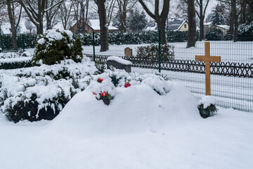 Ein frisches Grab im Winter
