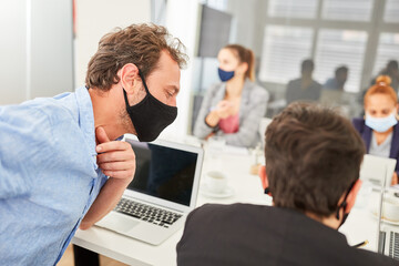 Business Mann mit Mund-Nasen-Schutz im Büro