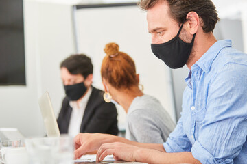 Business Mann mit Mundschutz wegen Covid-19