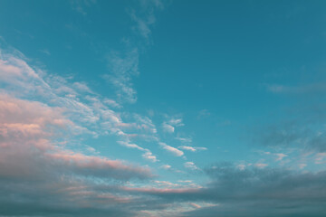 Obraz premium Clouds in the sky at sunset.