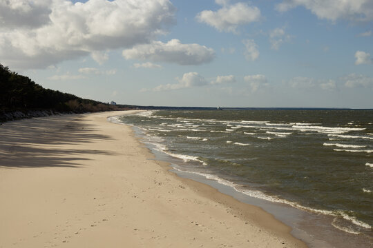 Strand Wellen im Sonnenlicht mit Wind