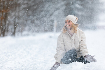 Fototapeta na wymiar Beautiful girl in amazing snowy land