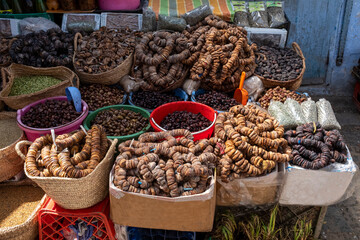 Puesto de higos y aceitunas en Marruecos