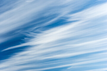 Wolkenschleier am blauen Himmel 