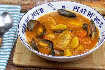 assiette de bouillabaisse sur une table en bois