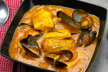 assiette de bouillabaisse sur une table en bois