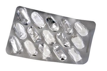 Blister de médicaments vide en gros plan sur fond blanc