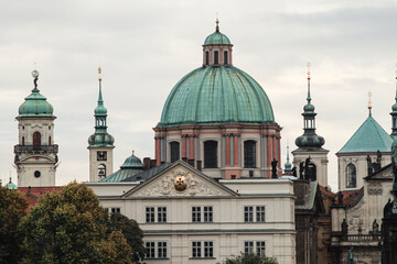 Fototapeta na wymiar Romantisches Prag; Kreuzherrenkloster von der Karlsbrücke aus gesehen