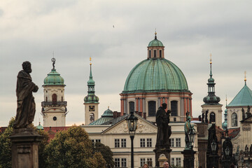 Fototapeta na wymiar Romanisches Prag; Blick von der Karlsbrücke zur Kreuzherrenkirche