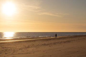 Frau spaziert am einsamen Strand 