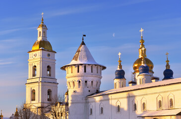 Fototapeta na wymiar Tobolsk Kremlin in winter. Towers and domes of Gostiny Dvor, St. Sophia's Assumption Cathedral and bell towers, ancient Russian architecture of the XVII century in the first capital of Siberia