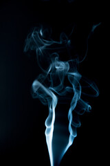 Colorful creative smoke waves. movement of color smoke, Abstract colorful smoke on black background, 
Humo de vapor azul extendido