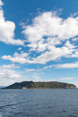 海から見た函館山