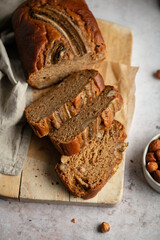 vegan banana bread coupé en tranche sur table