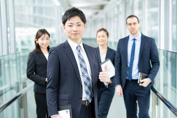 男性を中心としたビジネスチーム