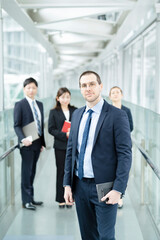 Fototapeta premium 男性を中心としたビジネスチーム