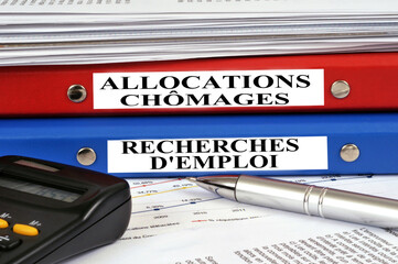 Dossiers allocations chômages et recherches d'emploi empilés sur un bureau