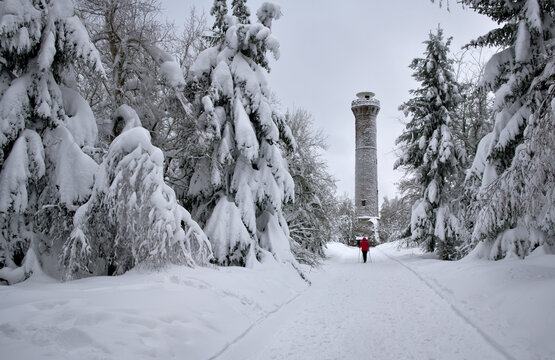 Ein Wanderer vor dem Hohlohturm am Kaltenbronn im winterlichen Schwarzwald