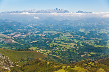 Fototapeta na wymiar Vista de los picos de Europa des Pienzu en el monte sueve. Asturias