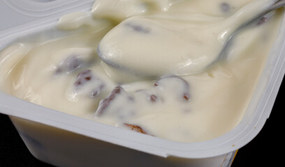 Fototapeta na wymiar Frischer Joghurt mit Schokoladenstücken