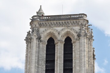 Obraz premium Facade of the famous Notre-Dame cathedral, in Paris, France.