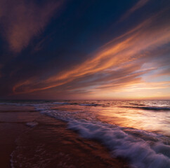 Obraz premium Sunset over the sea shore, sandy beach, colorful sky