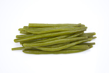 haricots verts cuit isolé sur un fond blanc