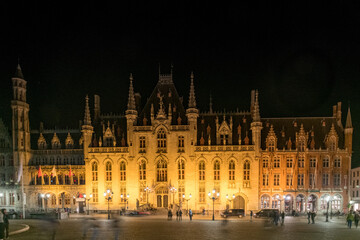 Historium, Provinzialhof und Postamt am großen Markt in Brügge bei Nacht