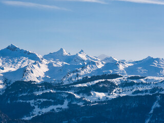Fototapeta na wymiar Bergpanorama mit schneebedeckten Bergen in den Schweizer Alpen an einem sonnigen Tag