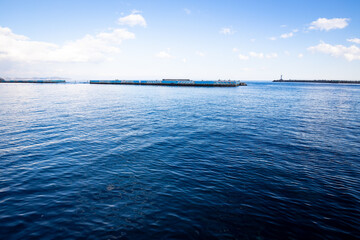 冬の晴れた日の熱海の海