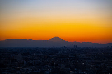 冬の東京から見たマジックアワーの富士山