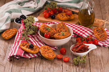Toasted bread with tomato and oregano.