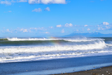 オホーツク海の虹色の波と知床半島