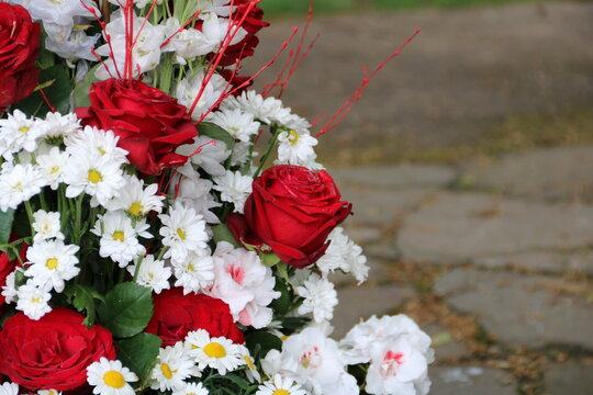 Blumen der Trauer auf dem Friedhof
