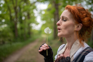 Pusteblume mit Frau