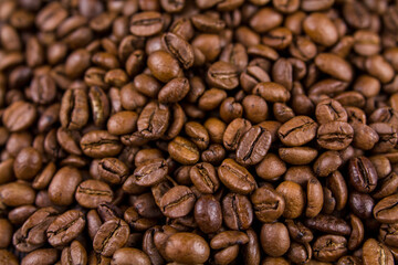 many roasted a coffee beans lie together