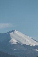 montagne enneig&eacute;e