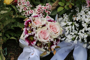 Liebevoller Grabschmuck mit frischen Blumen 