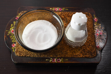 salero en un recipiente de vidrio en tabla de madera decorativa