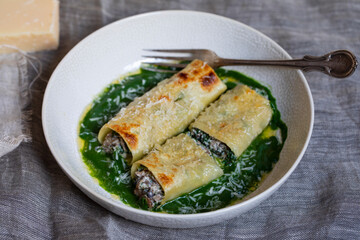 Mushroom, spinach and ricotta chesse cannelloni in spinach sauce