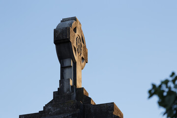 Visita al cementerio al atardecer