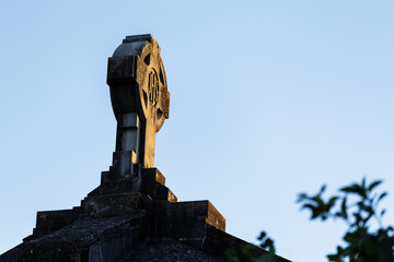 Visita al cementerio al atardecer
