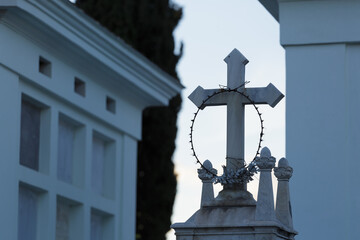 Visita al cementerio al atardecer