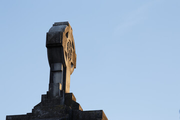 Visita al cementerio al atardecer