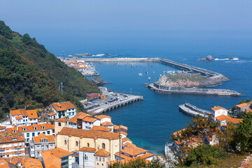 Fototapeta premium Cudillero, puerto y pueblo visto desde arriba. Asturias, España
