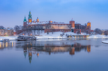 Fototapeta na wymiar Krakow winter, night / morning Wawel Castle over Vistula river, snow, Poland