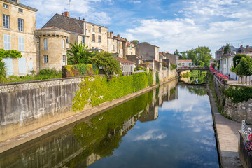 Fototapeta na wymiar Ville de Fontenay-le-Comte traversée par la Vendée 