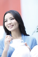 Fashion young woman drinking coffee