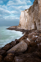 Naklejka premium Deux silhouettes au bord de la falaise