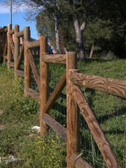 Wooden fences and fences to delimit public spaces and gardens